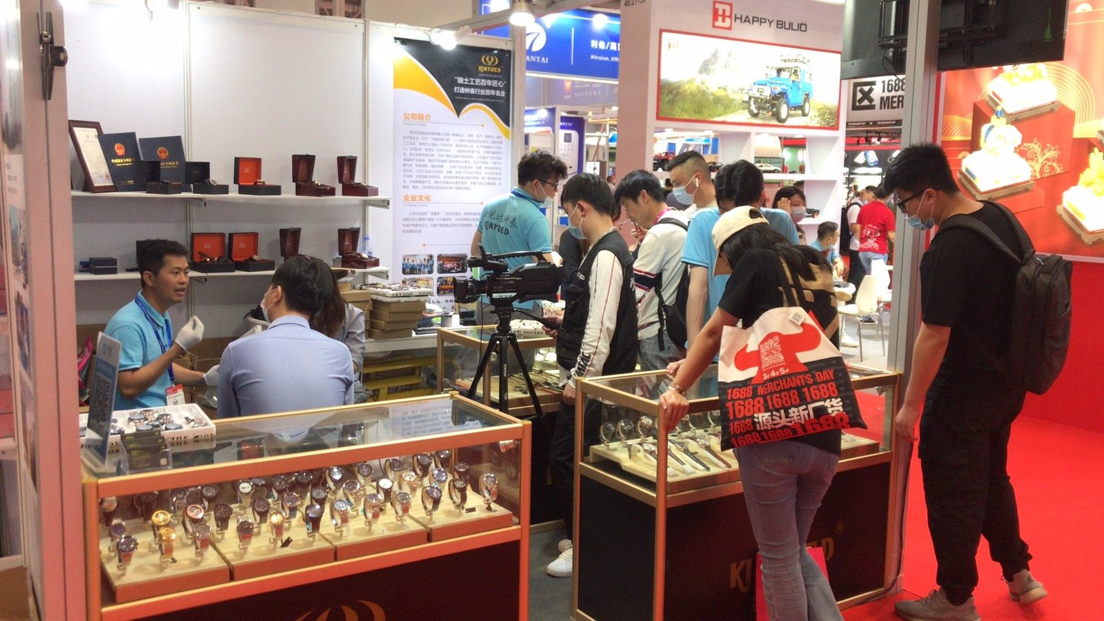 KINYUED team meeting buyers at a trade show